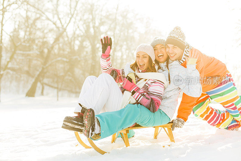 朋友们在雪地里拉雪橇