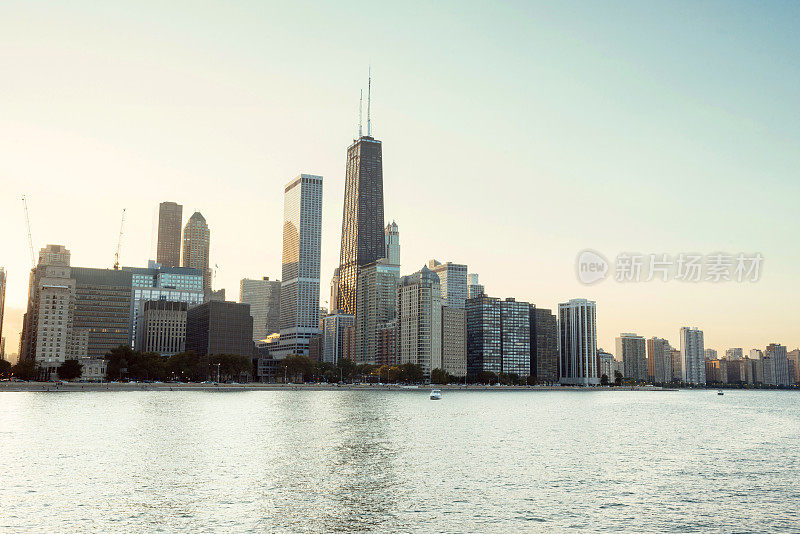 芝加哥市区，伊利诺斯州，日落时分的密歇根湖