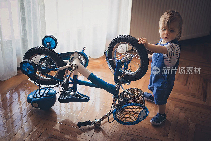 男孩修理自行车