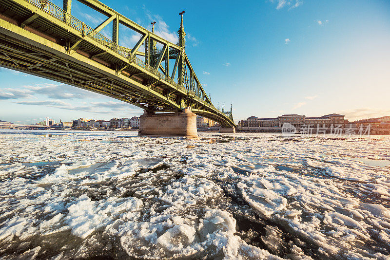 自由大桥和冰冷的多瑙河