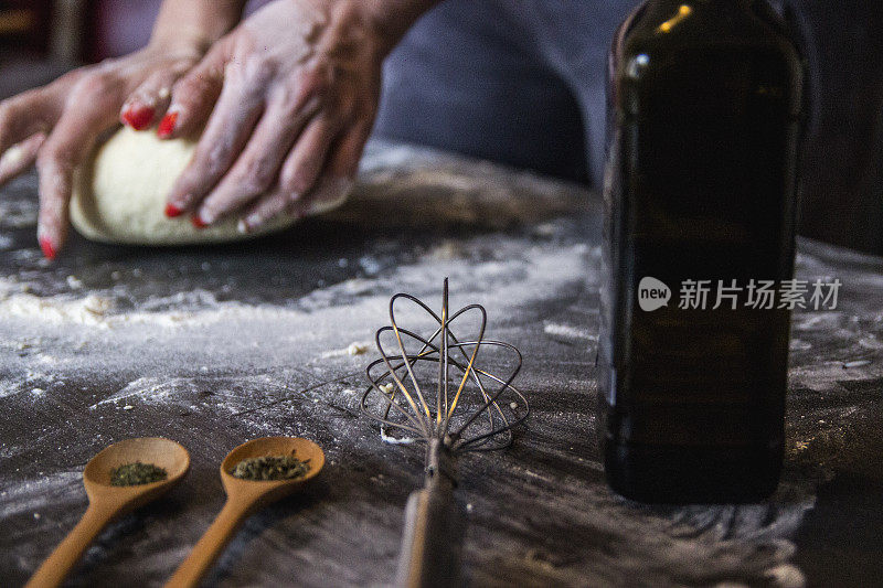 在面包店用女性的手揉面