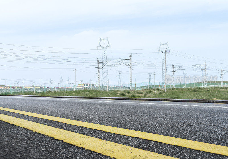 以高压塔为背景的道路