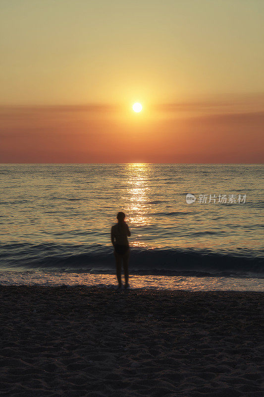 希腊爱奥尼亚群岛莱夫卡达佩夫库利亚海滩上的日落