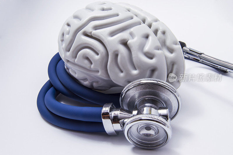 大脑上的图像被扭曲成带有胸部的听诊器的螺旋管，听诊器在听人的大脑时。在神经学和神经科学中诊断成像的想法