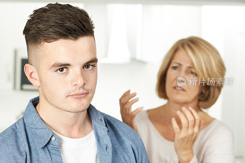 母亲在家里和十几岁的儿子争吵