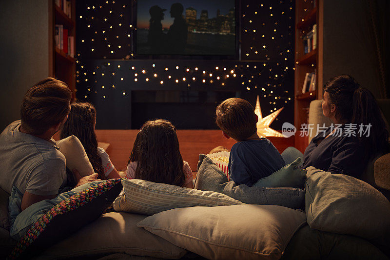 家庭一起在家享受电影之夜
