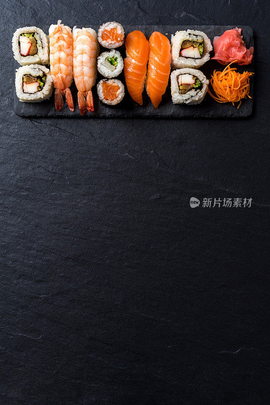 头顶拍摄的日本寿司在黑色混凝土背景