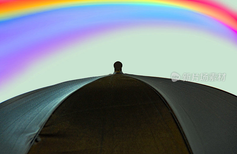 鲜艳的彩色彩虹背景与黑暗的伞