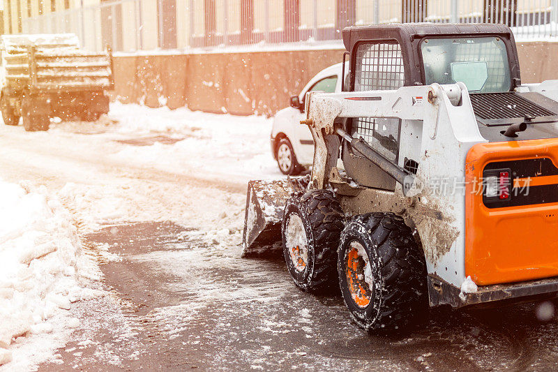 机器清除城市街道上的积雪