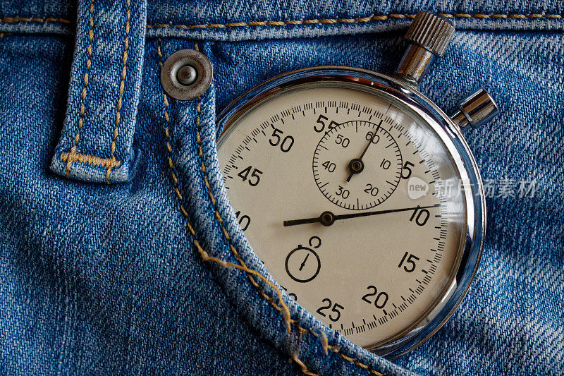 古董秒表，在旧旧破旧的深蓝色牛仔口袋里，价值计量时间，旧时钟箭分，秒精确计时记录