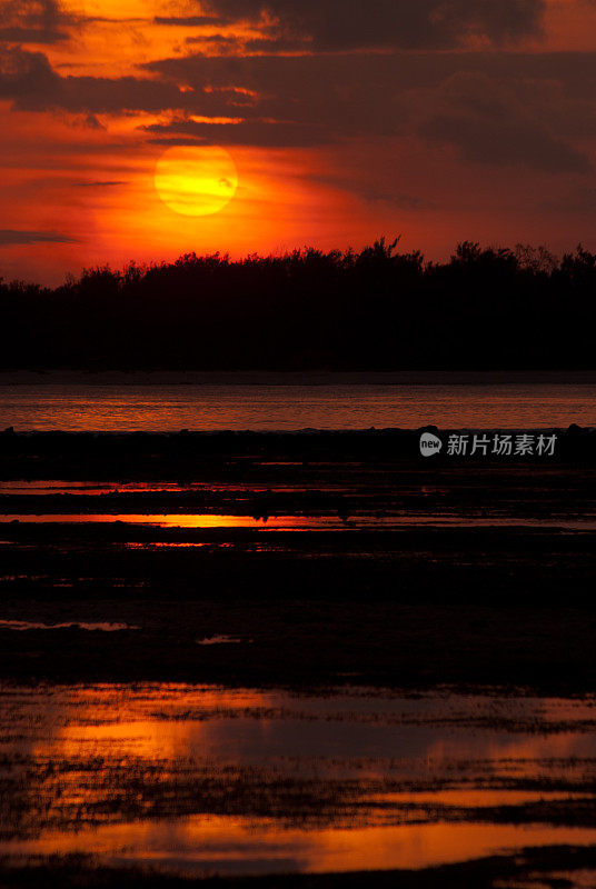 印度尼西亚吉利群岛上的日落
