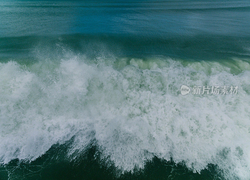 海浪粉碎海岸的鸟瞰图。