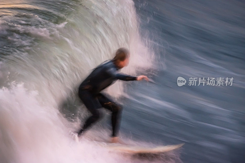 一名男性冲浪者在海豹海滩，加利福尼亚