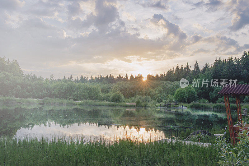 湖上美丽的夏日日落。