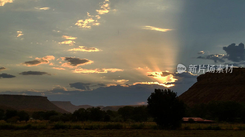 日落耀斑从季风云和光线在维珍河谷附近的罗克维尔犹他州