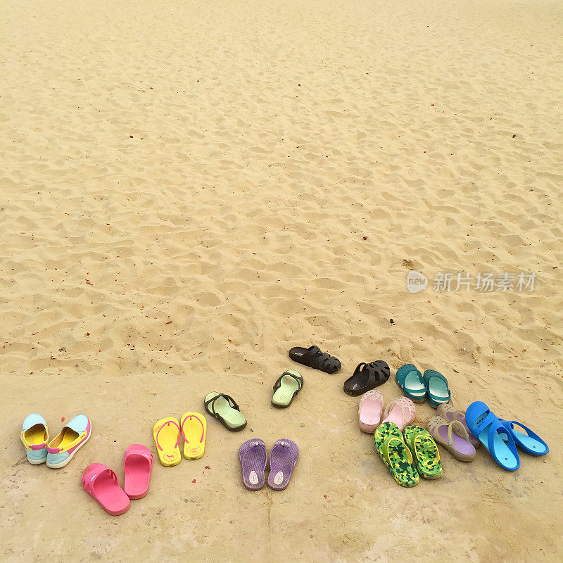 中国海南岛沙滩上一字排开的凉鞋