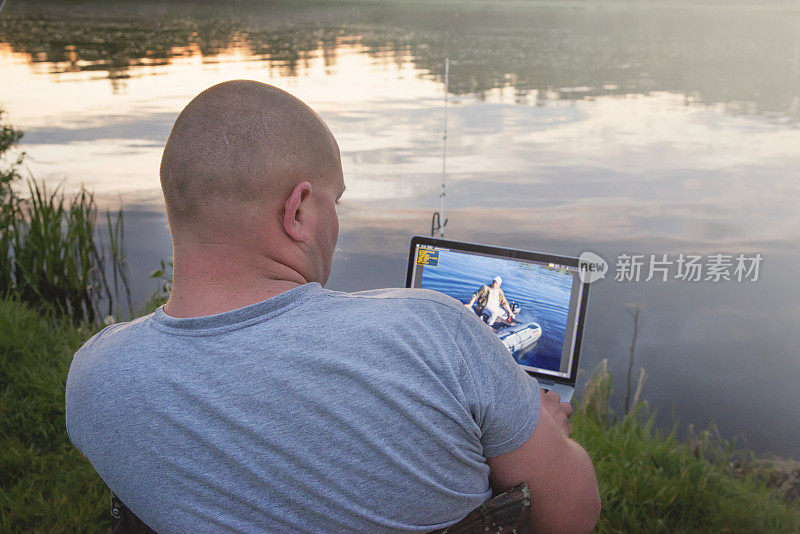 那个人在岸边钓鱼，看着电脑。培训。