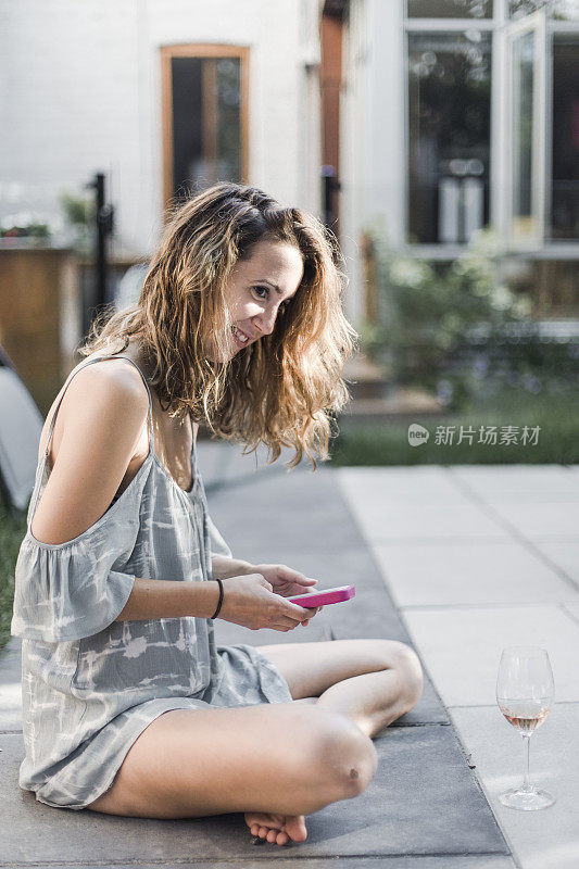 一个年轻漂亮的女人用手机的照片