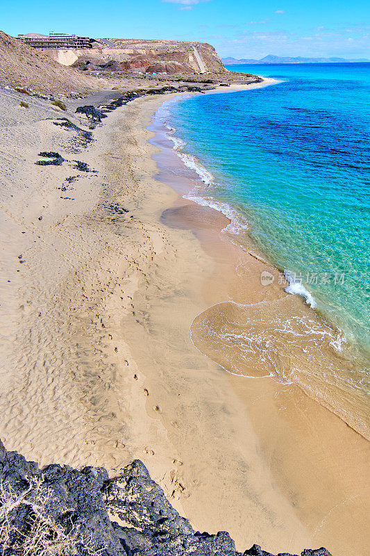 马尔诺布雷海滩富埃特文图拉，在阳光下呈现出水色。