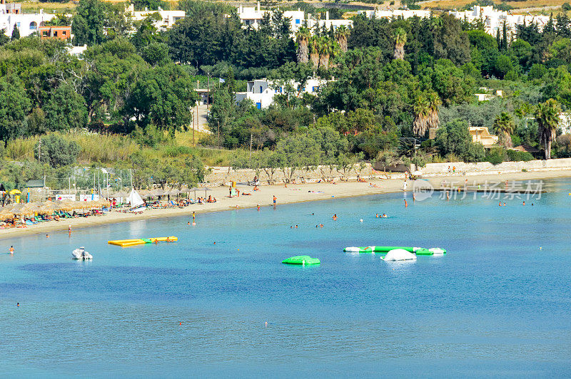 去海滩的人在希腊的帕罗斯享受美丽的海滩