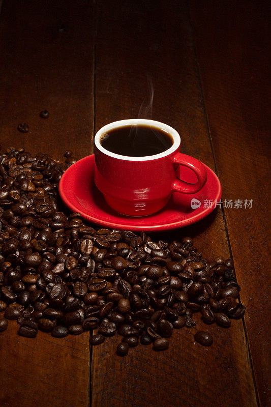 用咖啡豆装满红色的咖啡杯
