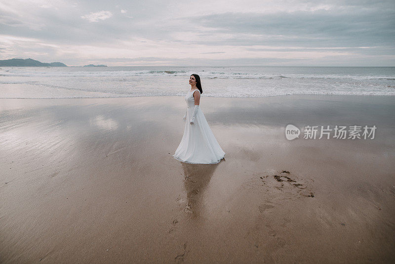 海滩上穿着婚纱的女人