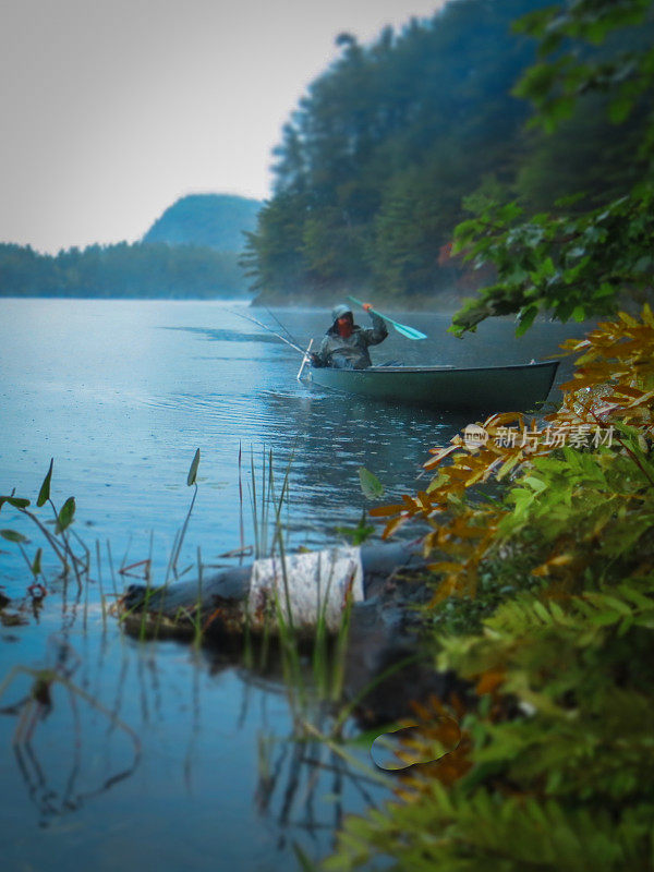 人独木舟在雨中钓鱼，鹤池，阿迪朗达克山脉，纽约