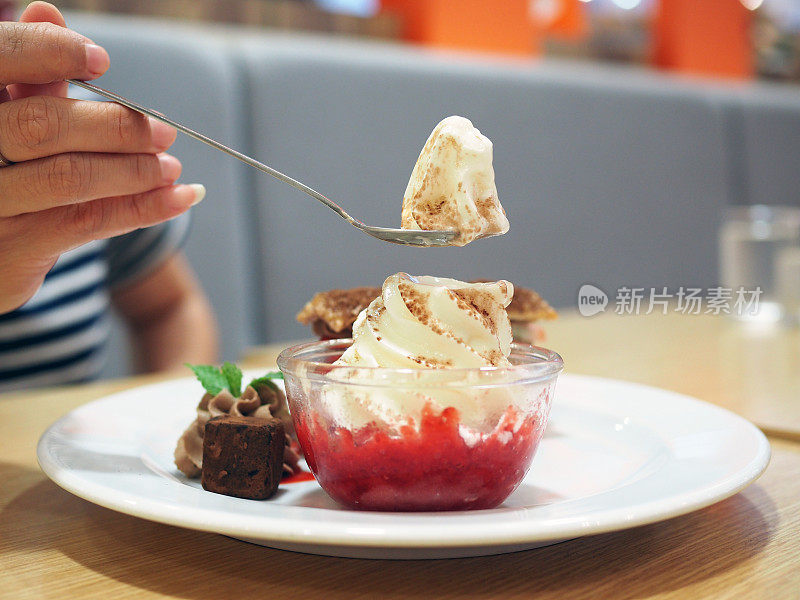 有机冻酸奶冰淇淋配草莓酱。健康饮食的概念。