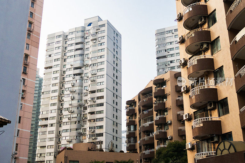 在蓝天的映衬下，上海有阳台和空调的高层建筑