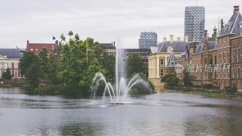 荷兰皇家宫殿旁的一个湖里的喷泉