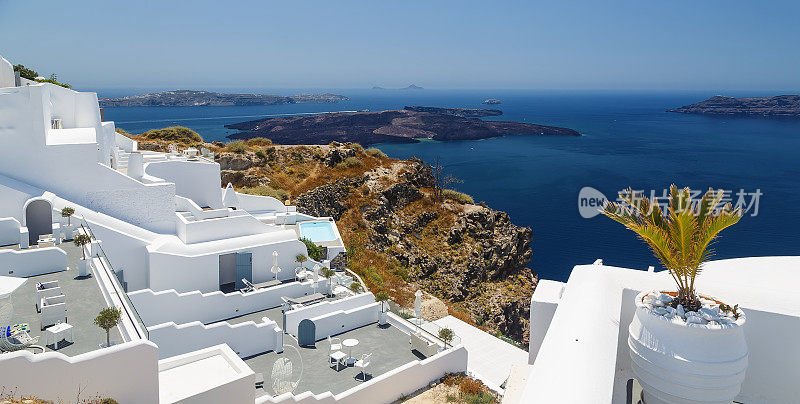 希腊圣托里尼岛首府Thira市酒店露台上的火山口景观