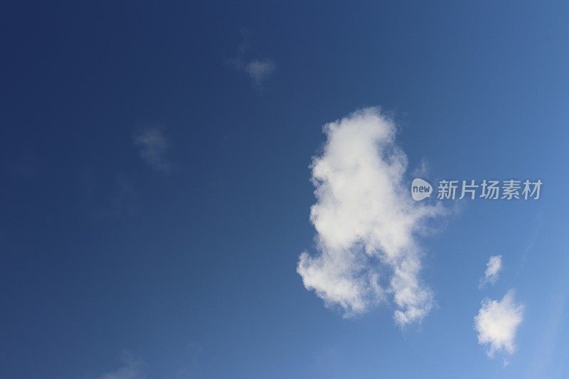 近距离观看，蓝色天空中蓬松的白云的完整画面