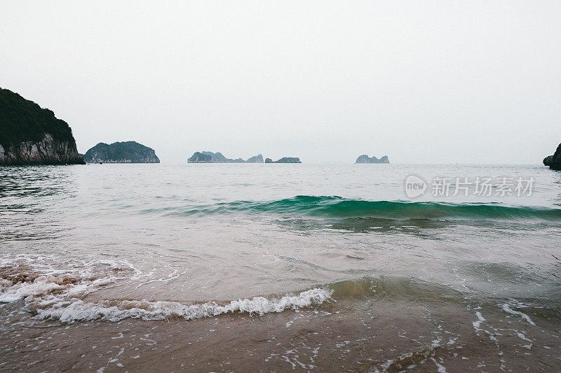 从越南的海滩看下龙湾