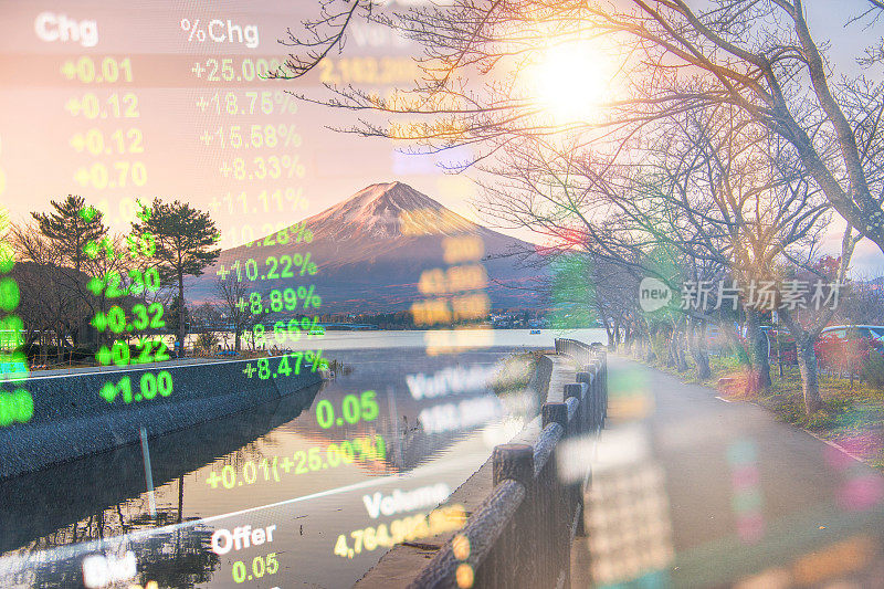 早晨富士山和川口湖的投资和银行主题，秋天的季节在日本山立富士山。