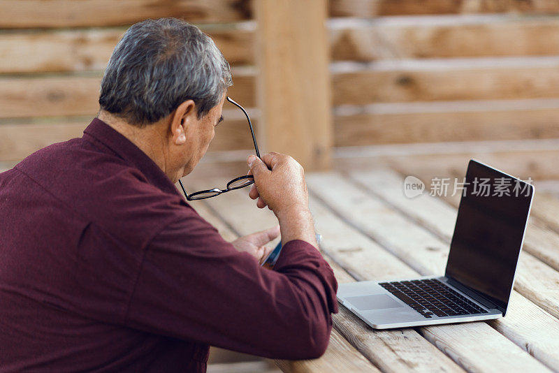 真正的资深人士使用笔记本电脑