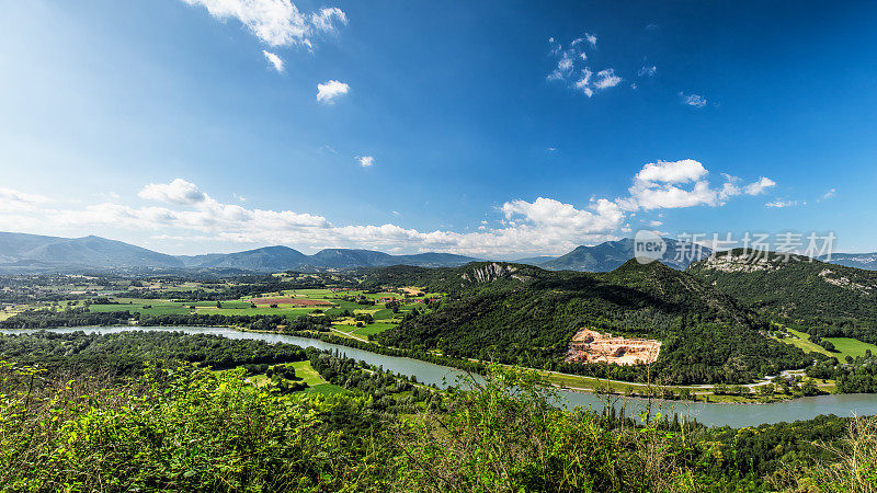 美妙的法国风景风景南部布盖阿尔卑斯山脉在夏天与罗纳河在奥弗涅-罗纳-阿尔卑斯地区