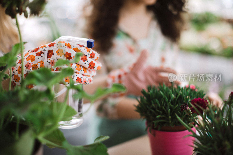 花商在花店里照顾鲜花的女人