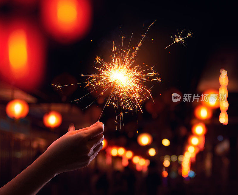 在中国新年庆祝活动中手持烟花