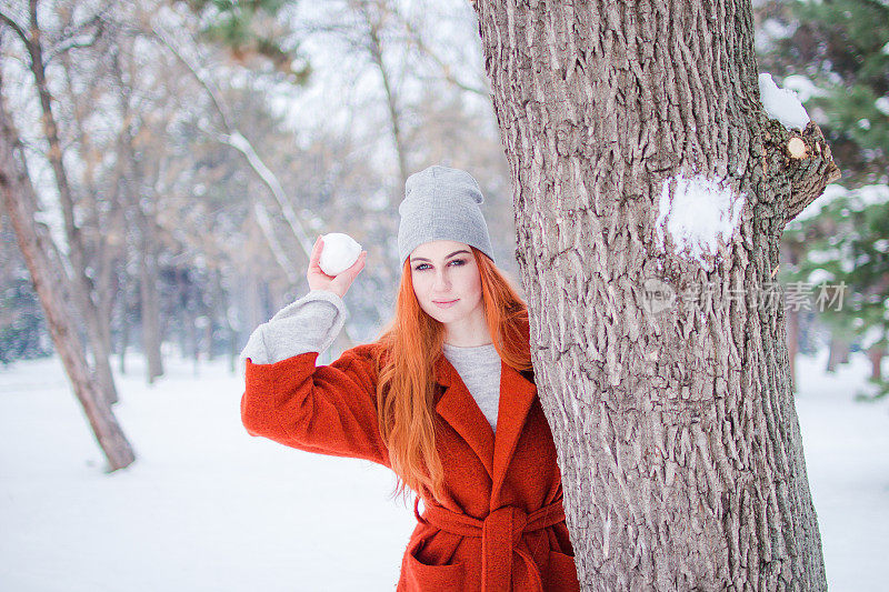 女人在玩扔雪球