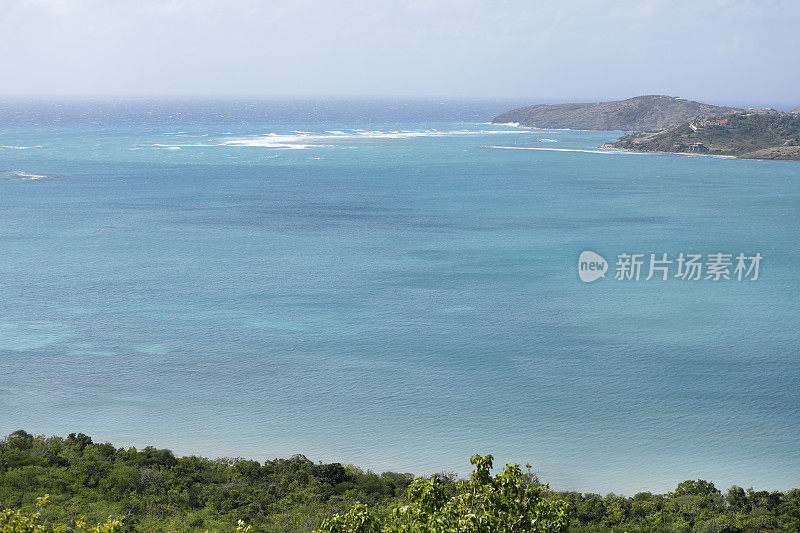 海浪袭击安提瓜多岩石的海岸线