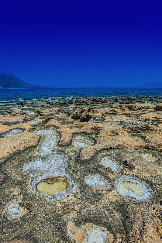 克里特岛岩石海岸的海盐