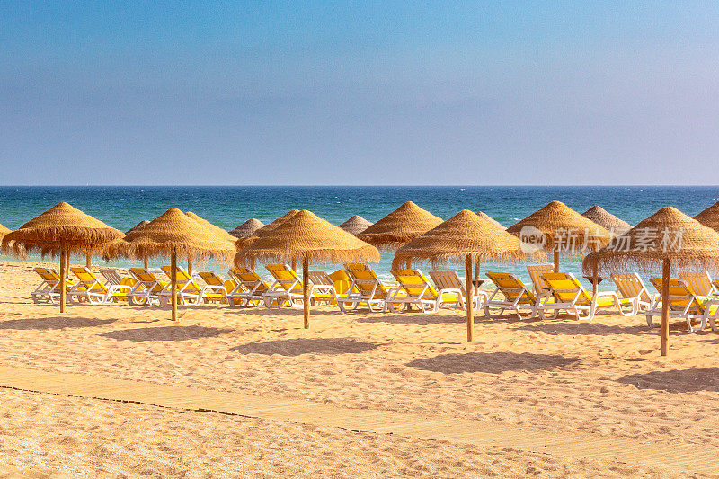 葡萄牙阿尔加维Albufeira海滩上的躺椅和阳伞