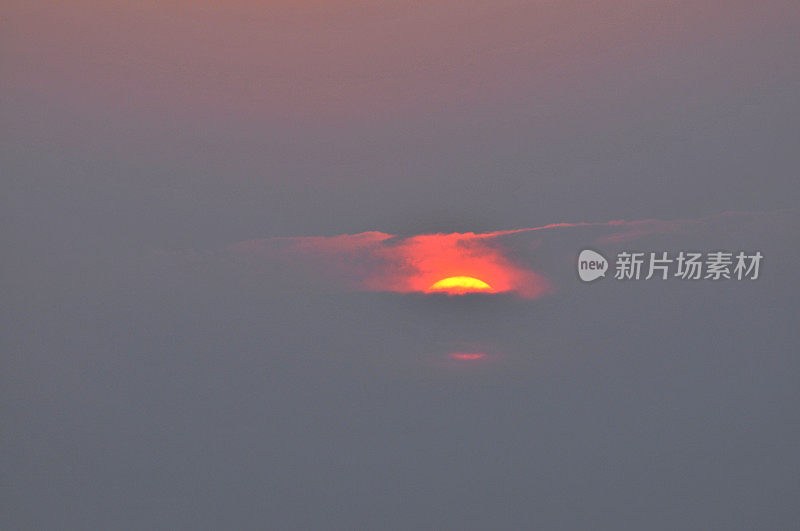 耀眼的太阳在金色的天空