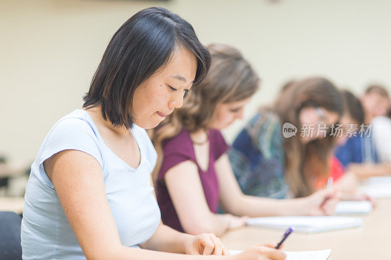 在大学教室里学习的学生