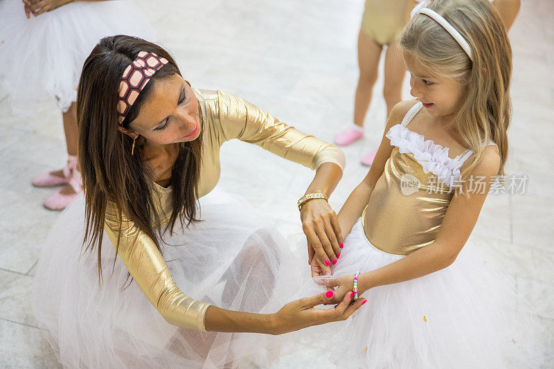 芭蕾舞课上可爱的年轻女孩