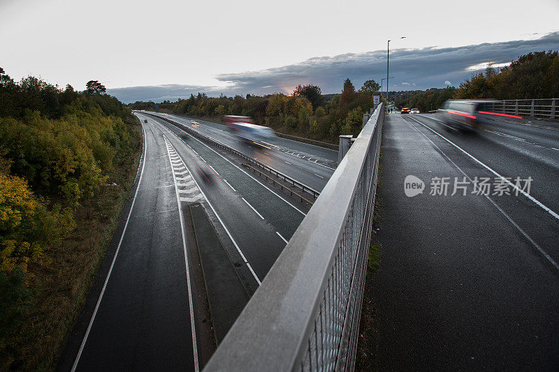 英国高速公路上的大灯和尾灯