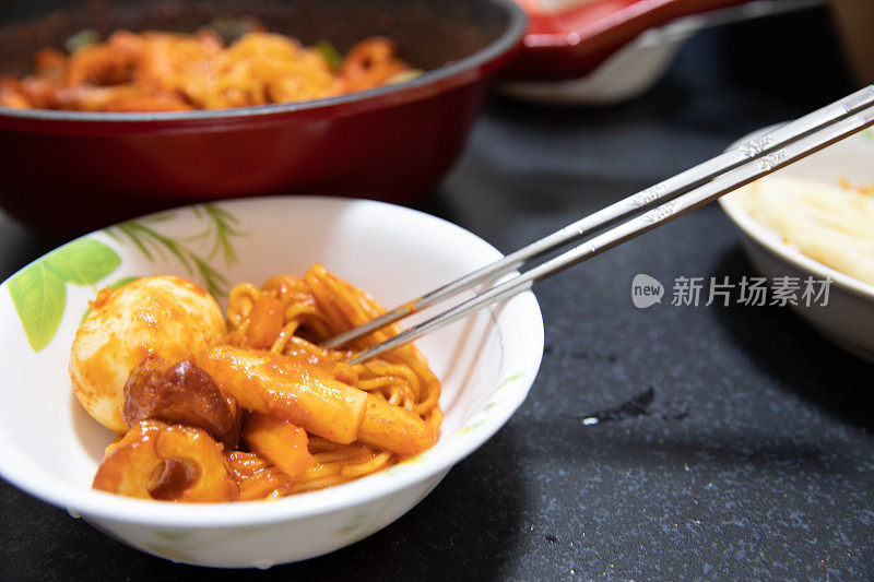 烹饪tteokbokki