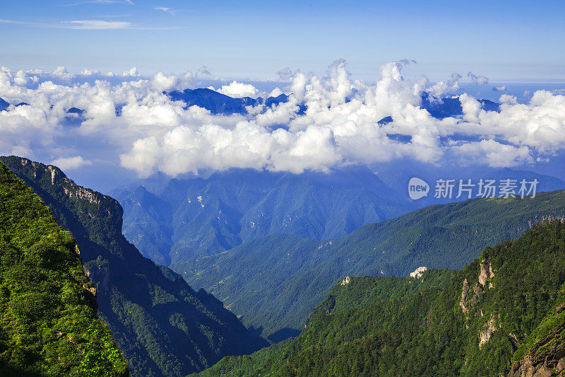 夏天云雾缭绕山