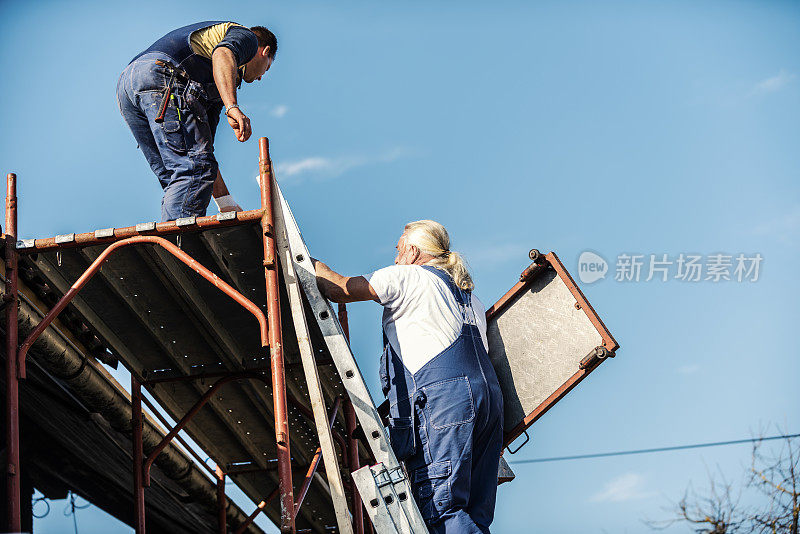 建筑工人正在搭建脚手架