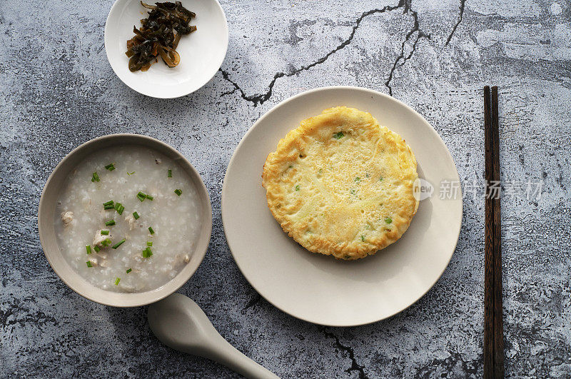 炸土豆煎饼和美味的鸡肉粥